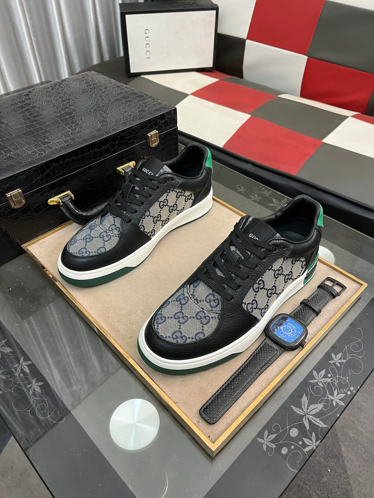 Men's shoes💰420⌚️⌚️[GUCCI] Gucci men's casual shoes are absolutely popular🔥The ultimate matching item for trendy men! The charm of super texture is unstoppable. This is the main recommendation. The upper is made of high-quality cowhide, with pig lining feet and wear-resistant rubber sole. It is noble and elegant! Extremely comfortable🎁🎁You can be as handsome as you want💪 Available in sizes 38-44 and 3️⃣colors
